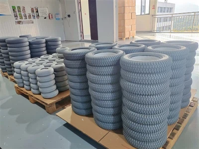 Immagini della produzione giornaliera della fabbrica di pneumatici solidi